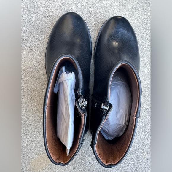Frye Black Leather zip up  Ankle Boots nwot 7.5 - Picture 8 of 12